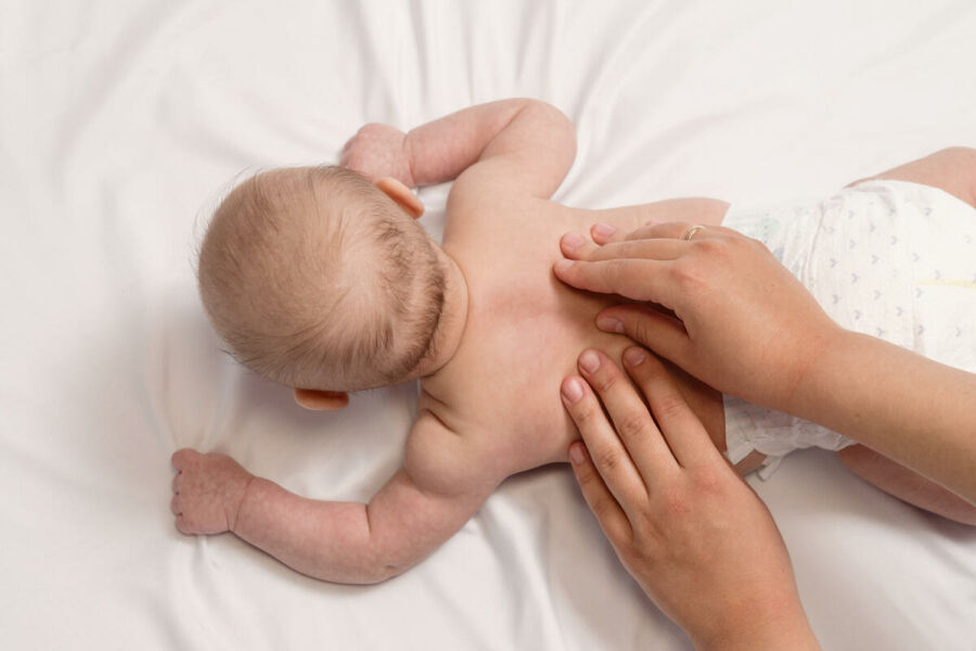 Imagem fazendo-massagem-no-bebe 1